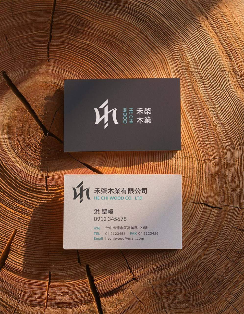 禾棨木業黑白名片置於樹木年輪切面上
