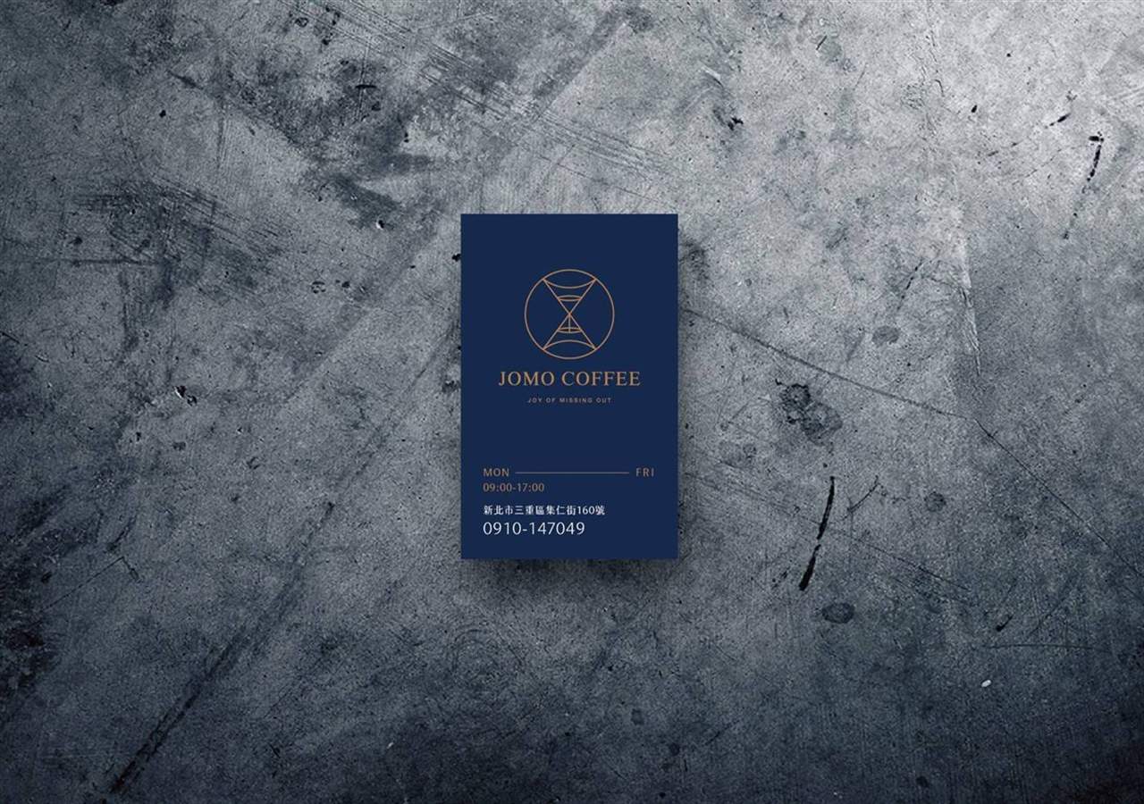 JOMO COFFEE 深藍店卡置於水泥背景