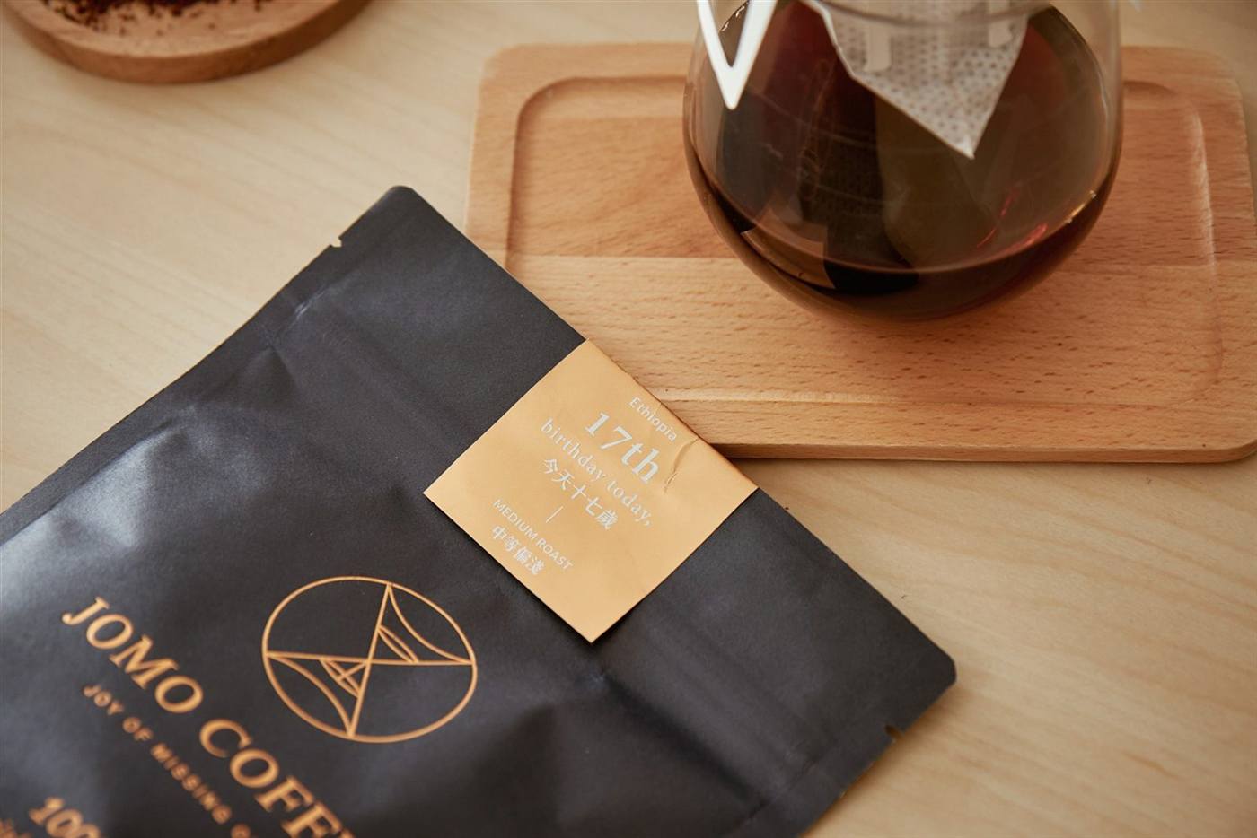JOMO COFFEE 深色咖啡豆包裝與手沖掛耳咖啡